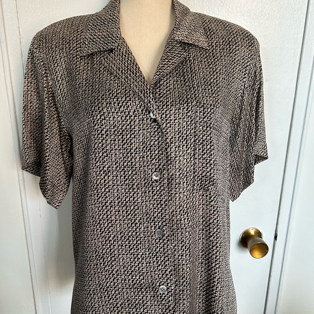 Anne Klein II, 100% Silk, Geometric, ButtonDown, Short Sleeve Top/Blouse Size 10
